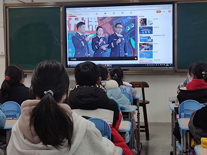 https://lzsyxx.wxlxjy.com/contents/sitefiles2060/10300632/images/41749893.jpg